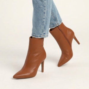 Ref AH17 - Bota em Sintético Salto Fino 9 cm com Palmilha Confort - Toda Forrada Internamente - Cor Caramelo - Abertura com Zíper na Lateral - numeração disponível do 33 ao 40.