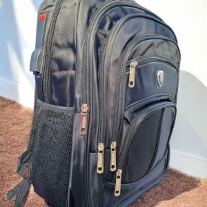 Ref BB27 - Mochila Bem Reforçada de Alta Qualidade - Com Alça Cabo de Aço - Cabo USB - Porta Notebook - 6 Divisórias - Impermeável - Medidas: 45 Alt x 37 Lar 37 L - Venda no Atacado.