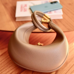 Ref BB36 - Bolsa Meia Lua - Modelo Luna Songmont - Bolsa simplesmente encantadora e super versátil. Ela pode ser usada no formato tradicional ou como meia lua, ajustando pelo clipe, trazendo vários estilos em uma única peça. Possui alça de mão + transversal e fechamento em zíper, perfeita para o dia a dia ou ocasiões especiais 💫.