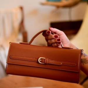 Ref BB35 - Bolsa Baguete - Modelo elegante, linha importada premium, com acabamento impecável, fecho em dourado e duas opções de alça.