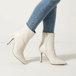 Ref AH17 - Bota em Sintético Salto Fino 9 cm com Palmilha Confort - Toda Forrada Internamente - Cor Branca - Abertura com Zíper na Lateral - numeração disponível do 33 ao 40
