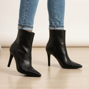 Ref AH17 - Bota em Sintético Salto Fino 9 cm com Palmilha Confort - Toda Forrada Internamente - Cor Preta - Abertura com Zíper na Lateral - numeração disponível do 33 ao 40