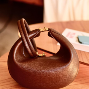 Ref BB36 – Bolsa Meia Lua – Modelo Luna Songmont – Bolsa simplesmente encantadora e super versátil. Ela pode ser usada no formato tradicional ou como meia lua, ajustando pelo clipe, trazendo vários estilos em uma única peça. Possui alça de mão + transversal e fechamento em zíper, perfeita para o dia a dia ou ocasiões especiais 💫