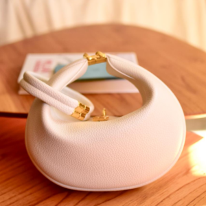 Ref BB36 – Bolsa Meia Lua – Modelo Luna Songmont – Bolsa simplesmente encantadora e super versátil. Ela pode ser usada no formato tradicional ou como meia lua, ajustando pelo clipe, trazendo vários estilos em uma única peça. Possui alça de mão + transversal e fechamento em zíper, perfeita para o dia a dia ou ocasiões especiais 💫