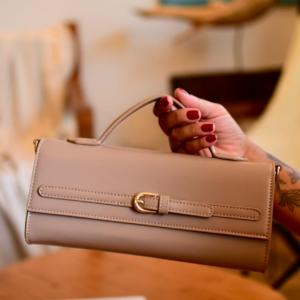 Ref BB35 - Bolsa Baguete - Modelo elegante, linha importada premium, com acabamento impecável, fecho em dourado e duas opções de alça