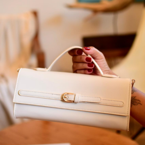 Ref BB35 - Bolsa Baguete - Modelo elegante, linha importada premium, com acabamento impecável, fecho em dourado e duas opções de alça