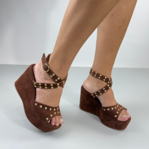 Ref AE426 – Anabela em Camurça Cepa com 10 cm de Altura com Aplicações em Dourado nas cores Terra, Preta e Caramelo – numeração disponível do 34 ao 39