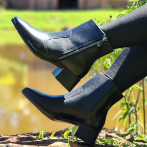 Ref C55 - Bota em Couro Legítimo Cano Baixo com Zíper e Forro Cacharrel - cor preta - Salto 4,5 cm - numeração disponível do 34 ao 40.