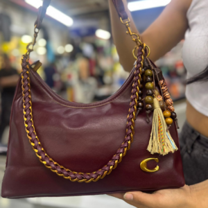 BB34 - Bolsa Coach Estilo Boho Chic Super Elegante -  👜 Alça confortável com detalhe trançado com corrente 💫 Pingente com tassel e miçangas (super tendência!) 📦 Espaçosa na medida certa para o seu dia a dia.