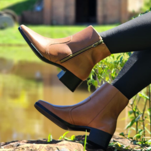Ref C55 - Bota em Couro Legítimo Cano Baixo com Zíper e Forro Cacharrel - cor caramelo - Salto 4,5 cm - numeração disponível do 34 ao 40.