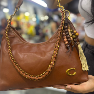 BB34 - Bolsa Coach Estilo Boho Chic Super Elegante -  👜 Alça confortável com detalhe trançado com corrente 💫 Pingente com tassel e miçangas (super tendência!) 📦 Espaçosa na medida certa para o seu dia a dia.