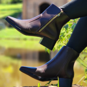 Ref C55 - Bota em Couro Legítimo Cano Baixo com Zíper e Forro Cacharrel - cor café - Salto 4,5 cm - numeração disponível do 34 ao 40.