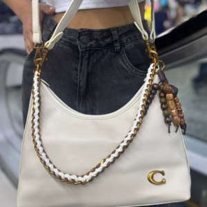 BB34 - Bolsa Coach Estilo Boho Chic Super Elegante -  👜 Alça confortável com detalhe trançado com corrente 💫 Pingente com tassel e miçangas (super tendência!) 📦 Espaçosa na medida certa para o seu dia a dia.